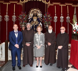 Su Majestad la Reina Doña Sofía al término de su visita al Cristo de Medinaceli
